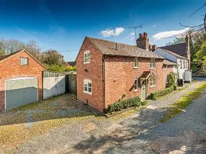 Family-oriented cottage with terrace & garden - Image 2