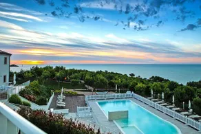 Apartment with garden, barbeque & pool - Image 5