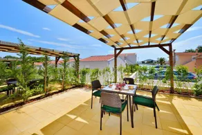 Flat with garden, pool & terrace - Image 2