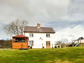 Cottage with jacuzzi & garden - Image 3