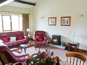 Family-oriented cottage with garden - Image 2