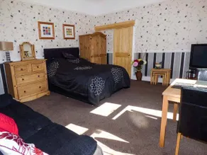 Cottage with garden - Image 3