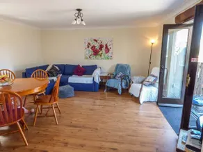 Cottage with garden & hot tub - Image 4