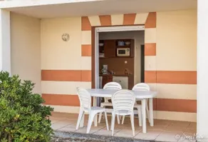 Flat with garden & terrace - Image 5