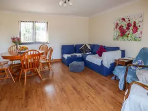 Cottage with garden & hot tub - Image 5