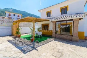 Cottage with garden, pool & barbecue | Lake view - Image 2