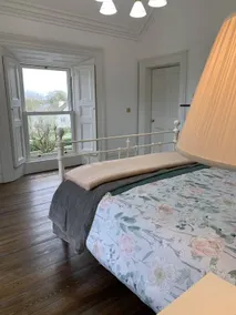 Habitación en casa de familia con jardín - Image 3