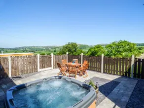 Cottage with garden & hot tub - Image 3