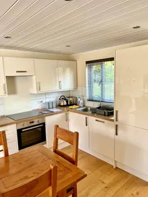 Tranquil Waterside Getaway in this Cotswold Cottage in South Cerney - Image 3