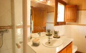 Cottage avec barbecue, terrasse et piscine | Vue jardin - Image 4