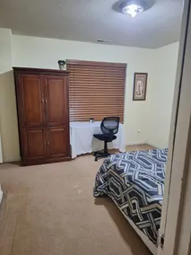 Small room with a full size bed (Small room) - Image 4