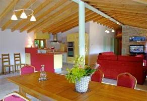 Ferienhaus mit Grill, Garten und privatem Pool | Stadtblick - Image 4