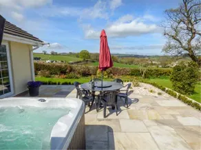 Family-friendly nice cottage with garden & hot tub - Image 2