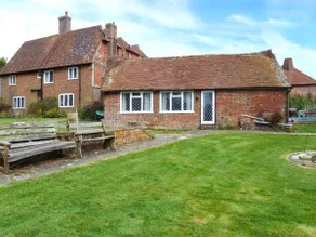 Family-oriented cottage with barbecue & garden - Image 2