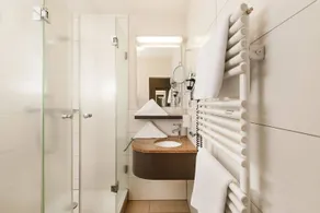 Private room with terrace & garden - Image 4
