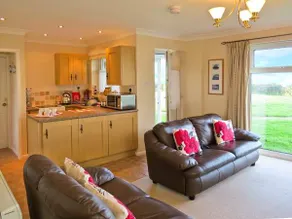 Family-oriented charming cottage with garden - Image 3