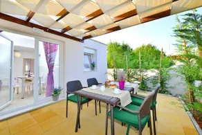 Flat with garden, pool & terrace - Image 4