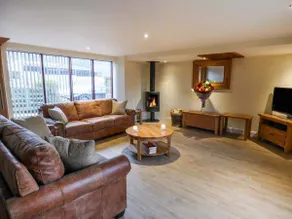 Cottage with terrace, jacuzzi & garden - Image 3