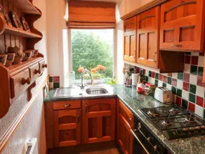 Child-friendly cottage with terrace - Image 3