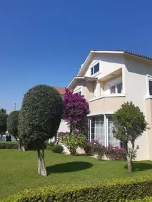 Voll ausgestattetes charmantes Ferienhaus mit Grill und Pool - Image 2