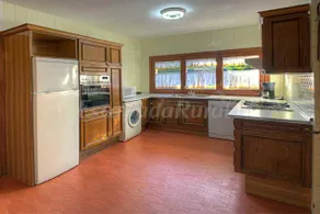Cottage with pool, garden & barbeque | Lake view - Image 5