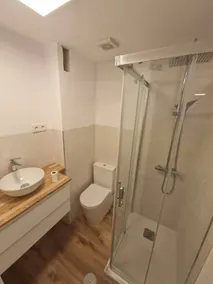 Apartment with hot tub - Image 3
