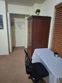Small room with a full size bed (Small room) - Image 3