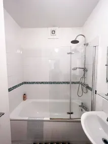 Apartment with garden - Image 4