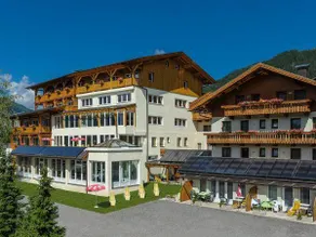 Family-friendly holiday home with pool, garden & terrace | Next to the ski | Suitable for remote work | Pet-friendly - Image 2