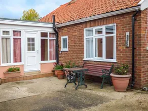 Cottage with garden - Image 2