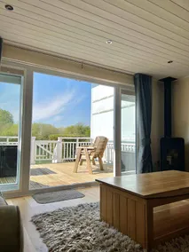 Tranquil Waterside Getaway in this Cotswold Cottage in South Cerney - Image 5