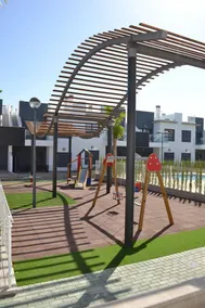 Appartement entièrement équipé avec terrasse, piscine et jardin - Image 2