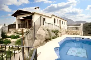 Voll ausgestattete Villa mit Pool, Terrasse und Grill | Bergblick | Perfekt für die Arbeit von Zuhause - Image 2