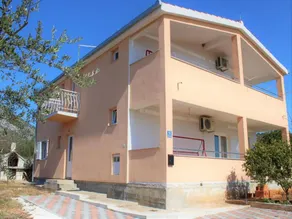 Apartamento con terraza, barbacoa y jardín - Image 2
