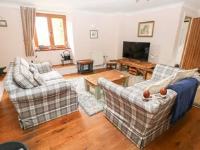 Cottage with hot tub & garden - Image 4