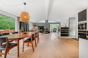 Child-friendly house with BBQ, terrace & hot tub - Image 3