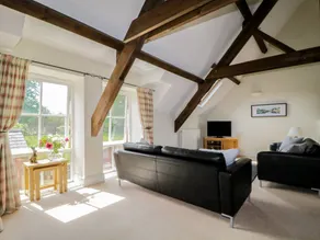 Family-oriented beautiful cottage with garden - Image 3