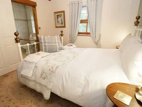 Cottage with garden & hot tub - Image 5