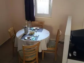 Holiday apartment with terrace, BBQ & garden - Image 4