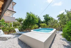 Child-friendly house with pool - Image 4