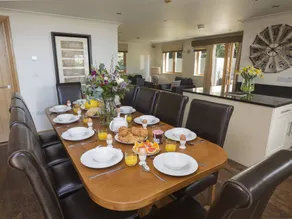 Children-friendly charming cottage with garden & hot tub - Image 3