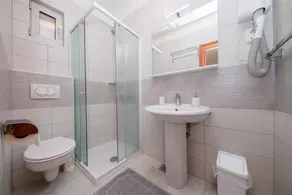 Apartamento con jardín y barbacoa | Vistas al agua - Image 2