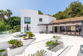 Familienfreundliche Villa mit Pool, Garten und Whirlpool | Panoramablick - Image 3