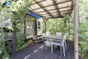 Agréable caravane avec piscine, jardin et terrasse | Vue jardin | Adaptée au travail à distance - Image 5