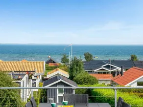 Children-friendly holiday home with sauna & terrace | Sea view | Next to the beach - Image 4