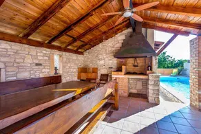 Villa with barbecue, pool & terrace - Image 4