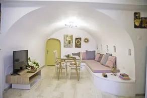 Flat with terrace & garden - Image 3