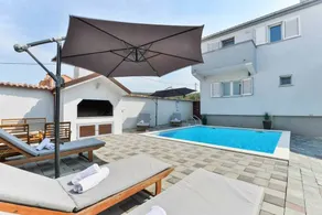Villa con terraza - Image 2