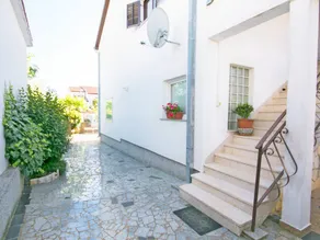 Flat with garden - Image 3