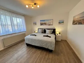 Charming Holiday Home with Free Wi-Fi, Parking and Shared Garden - Image 5